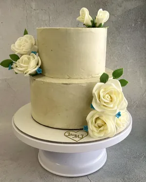 Tarta de boda de dos pisos con flores