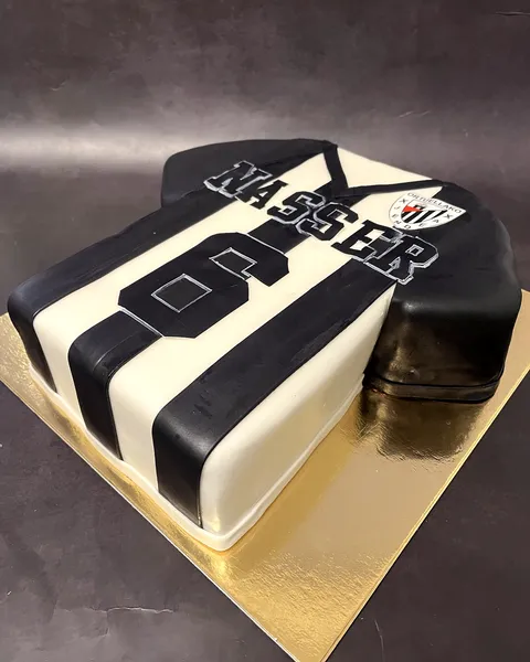 Tarta de camiseta de fútbol blanquinegra