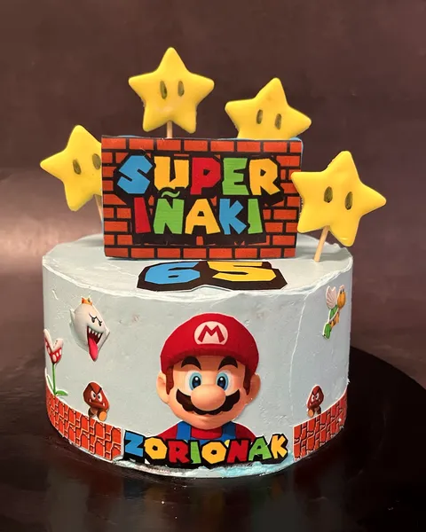 Tarta de Super Mario con estrellas