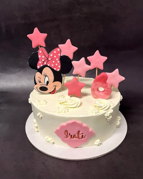 Tarta blanca de Minnie con el 6
