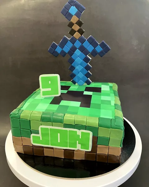 Tarta de Minecraft con creeper y el 9