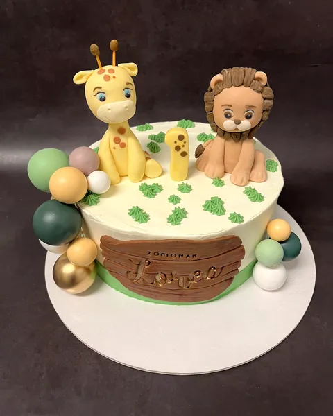 Tarta de jirafa y león con globos
