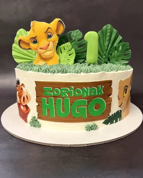 Tarta de El Rey León con hojas tropicales y el 1