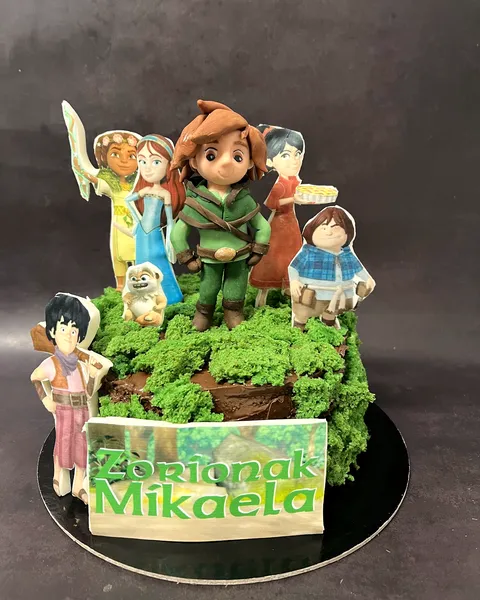 Tarta de bosque con personajes