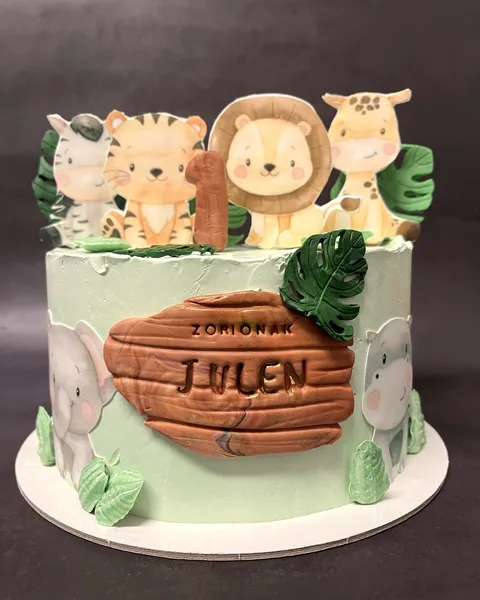 Tarta verde de animales de la selva con el 1