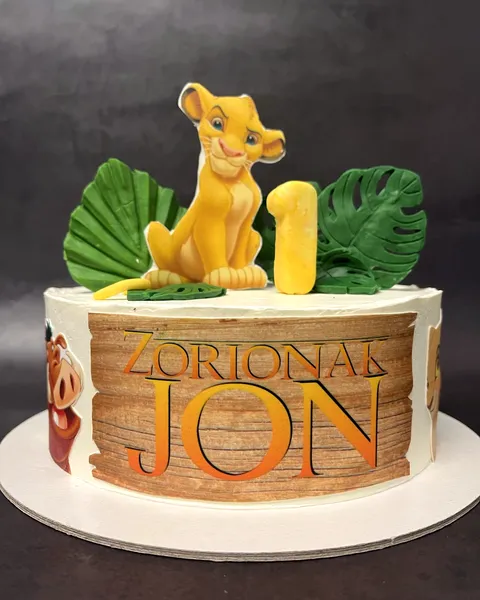 Tarta de El Rey León con letrero de madera y el 1