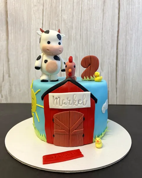 Tarta de granja con vaca y el 2