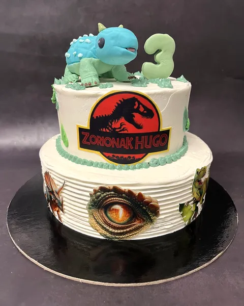 Tarta de Jurassic Park de dos pisos con el 3