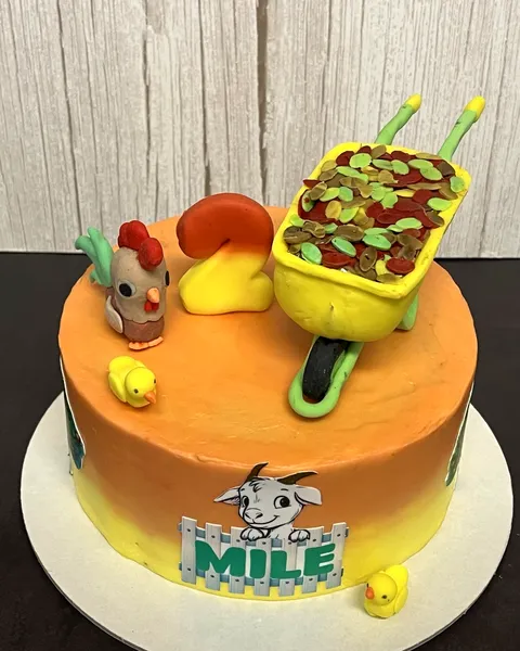 Tarta de granja con gallina, carretilla y el 2