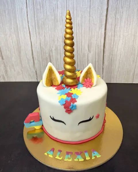 Tarta de unicornio con el 4 y cuerno dorado