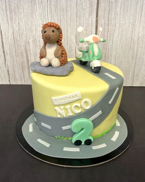 Tarta de carretera con erizo y el 2
