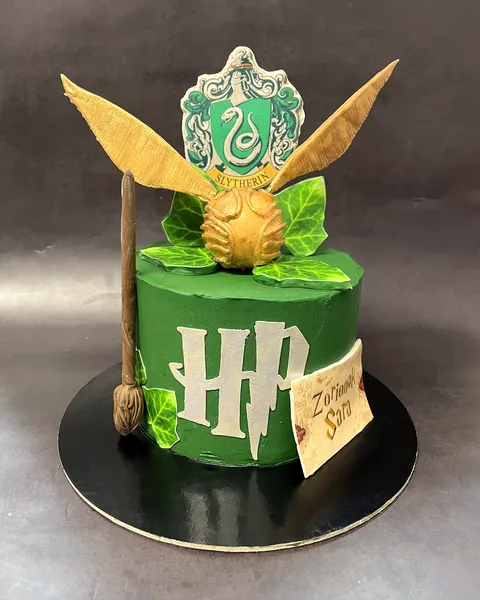 Tarta de Harry Potter con snitch dorada