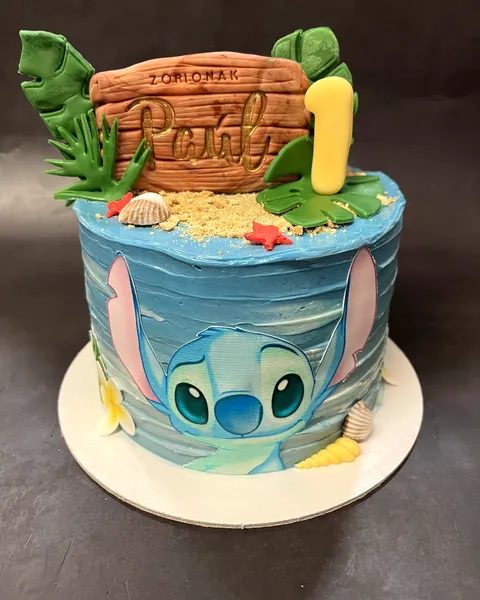 Tarta de Stitch en la playa con el 1