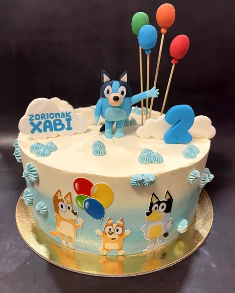 Tarta de Bluey con el 2