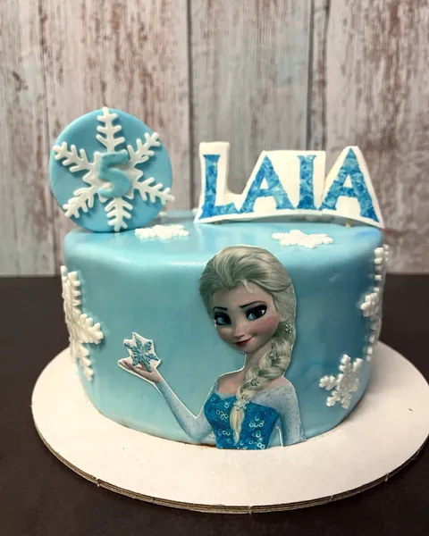 Tarta azul de Frozen con Elsa y el 5