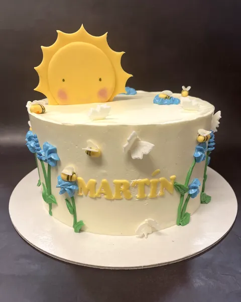 Tarta de sol con flores y abejas