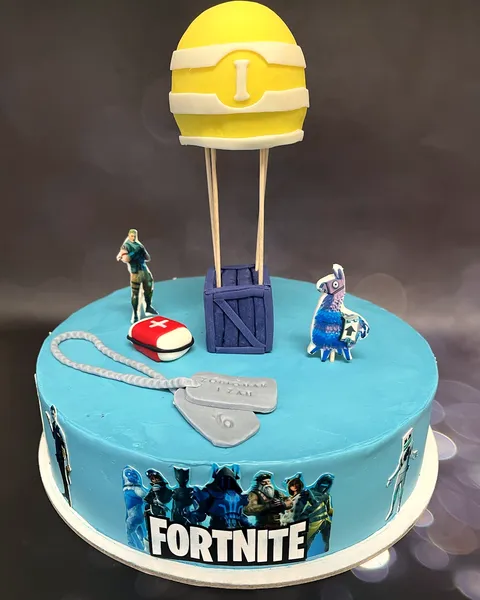 Tarta de Fortnite con caja de suministros