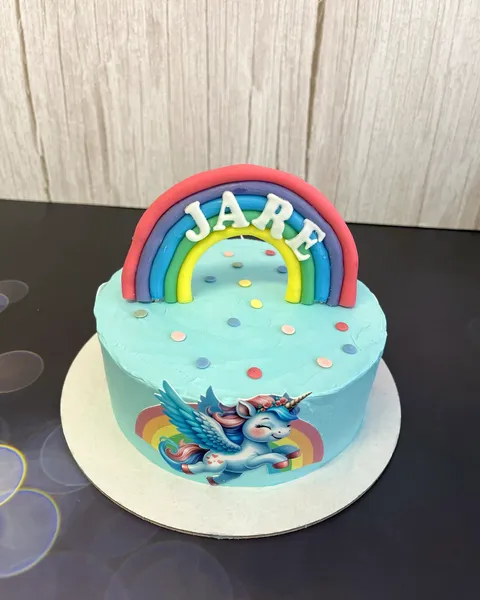 Tarta azul con arcoíris y unicornio