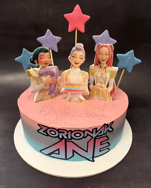 Tarta rosa de KPop Demon Hunters