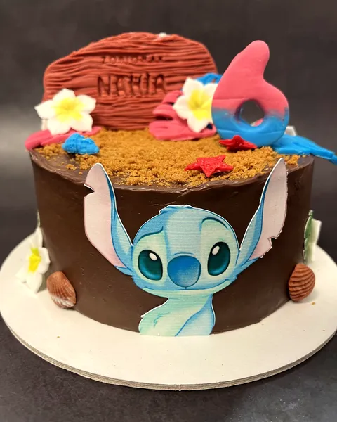Tarta de chocolate de Stitch con el 6