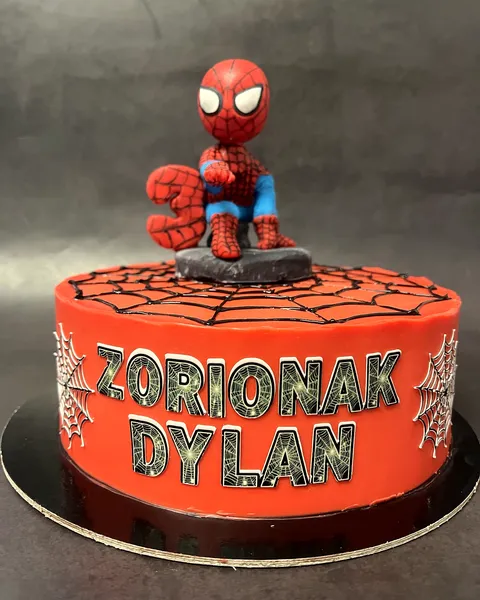 Tarta roja de Spiderman con el 3