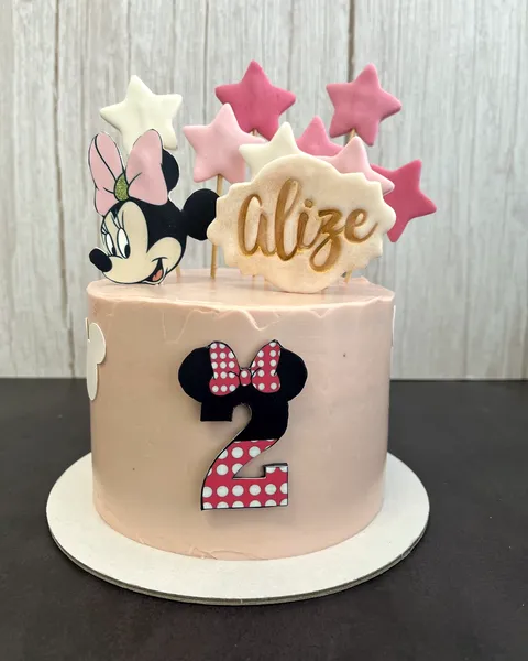 Tarta de Minnie Mouse con el 2 y estrellas
