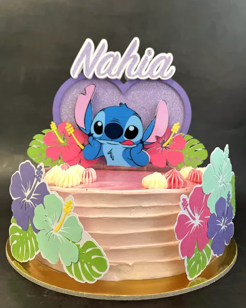 Tarta de Stitch con flores tropicales