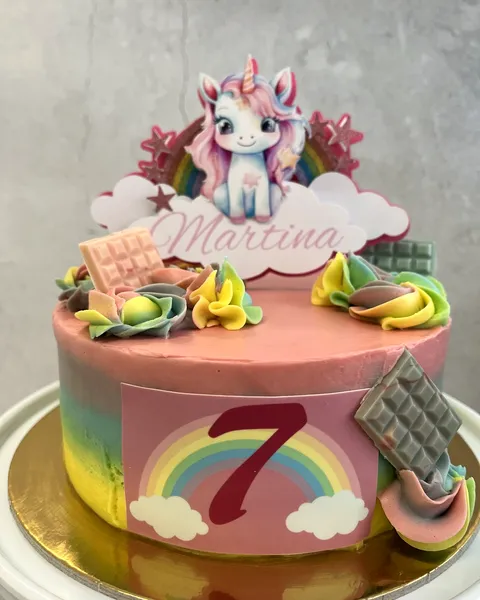 Tarta de unicornio con arcoíris y el 7