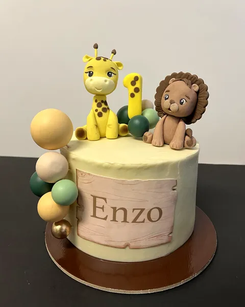 Tarta de jirafa y león con el 1