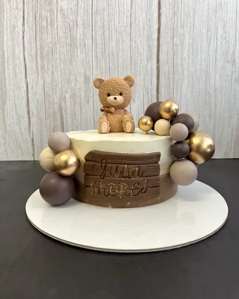 Tarta de osito con bolas doradas