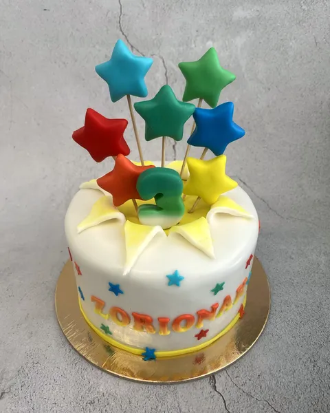 Tarta de estrellas de colores con el 3