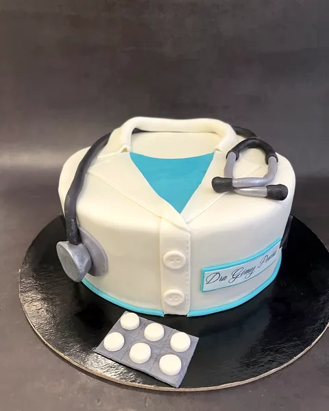 Tarta de bata de médico con fonendo
