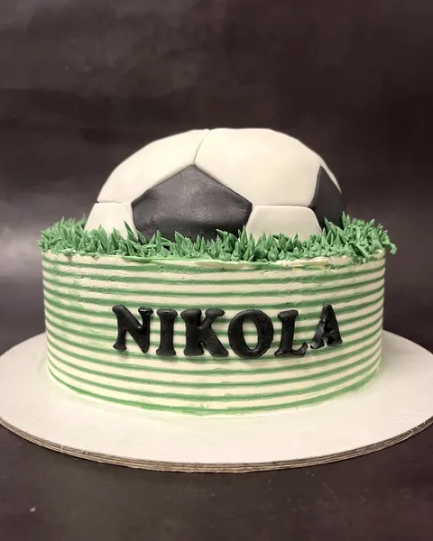 Tarta de balón de fútbol con césped