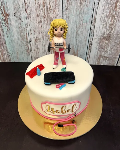 Tarta de gimnasio con figura levantando pesas