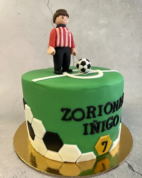 Tarta de campo de fútbol con jugador del Athletic