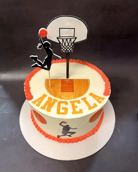Tarta de baloncesto con canasta