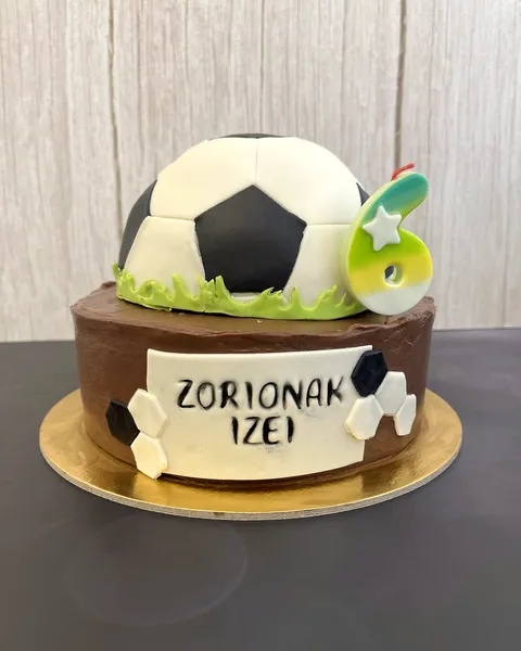 Tarta de balón de fútbol con el 6