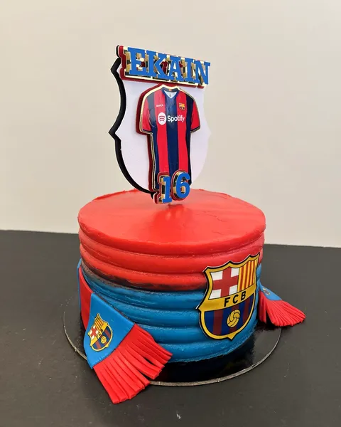 Tarta del Barça con camiseta y el 16