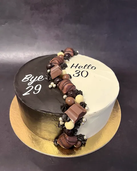 Tarta «Bye 29, Hello 30» con chocolates