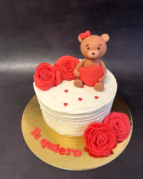 Tarta «Te quiero» con rosas y osito