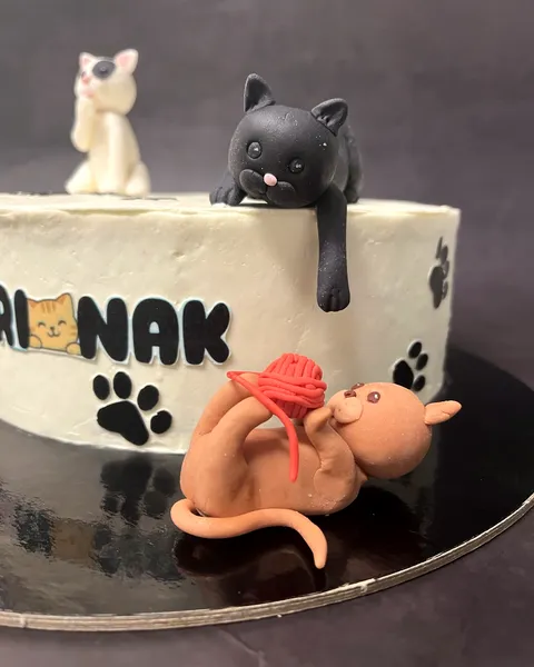 Tarta de gatitos con ovillo