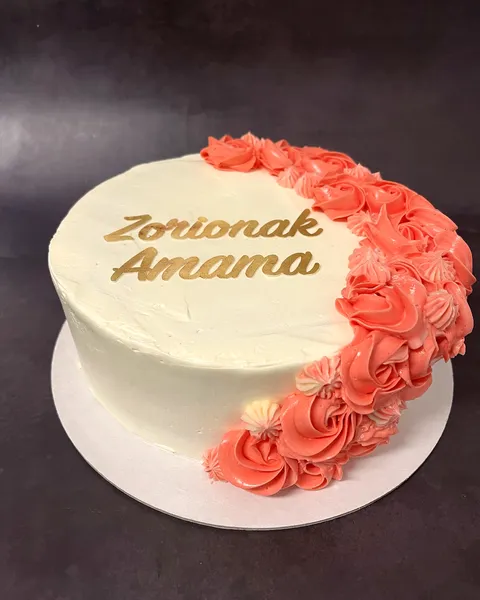Tarta blanca con rosetas coral