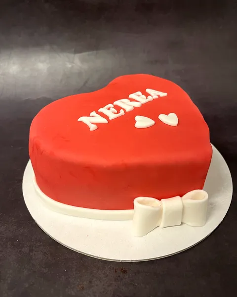 Tarta de corazón roja con lazo