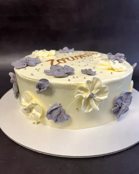 Tarta con flores lilas y blancas