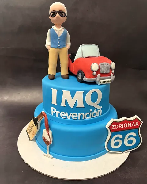 Tarta de dos pisos de IMQ con el 66