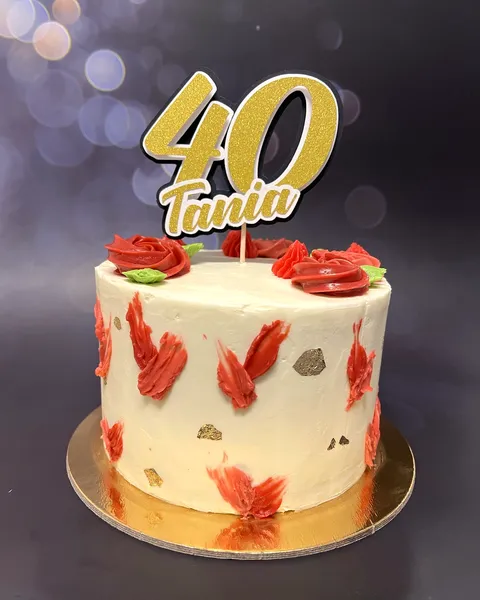 Tarta blanca con trazos rojos y el 40
