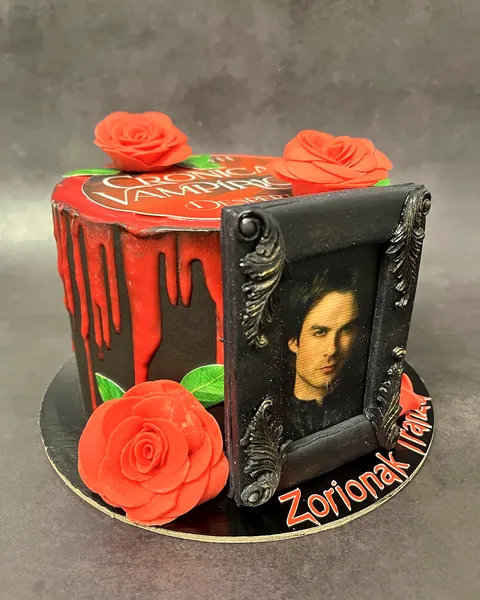 Tarta de Crónicas Vampíricas con rosas rojas