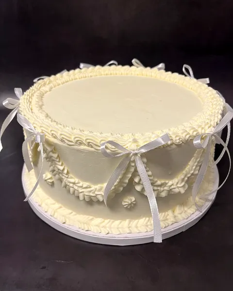 Tarta vintage blanca con lazos