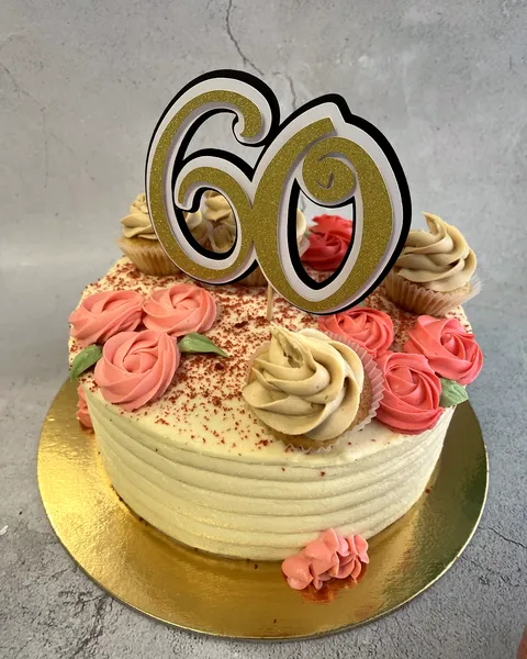 Tarta con rosas y el 60 dorado