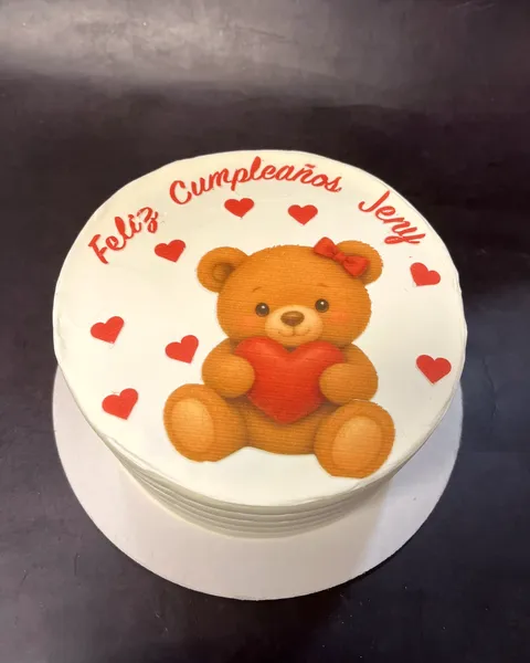 Tarta con osito y corazones